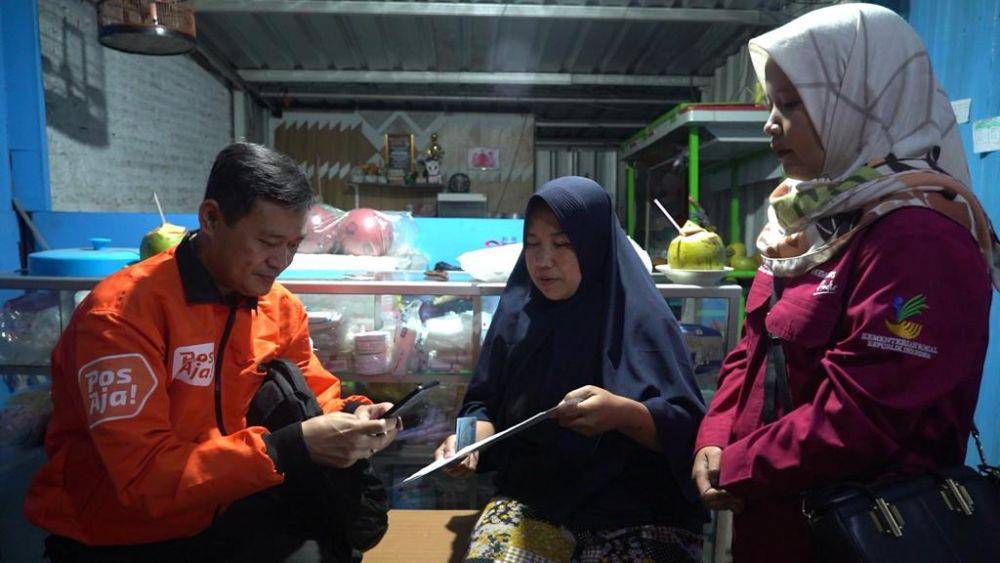 PT Pos Indonesia (Persero) menyalurkan bantuan program Pahlawan Ekonomi Nusantara (PENA) dari Kementerian Sosial (Kemensos) kepada keluarga penerima manfaat (KPM) yang terdaftar di Data Terpadu Kesejahteraan Sosial. (dok. PT Pos Indonesia)
