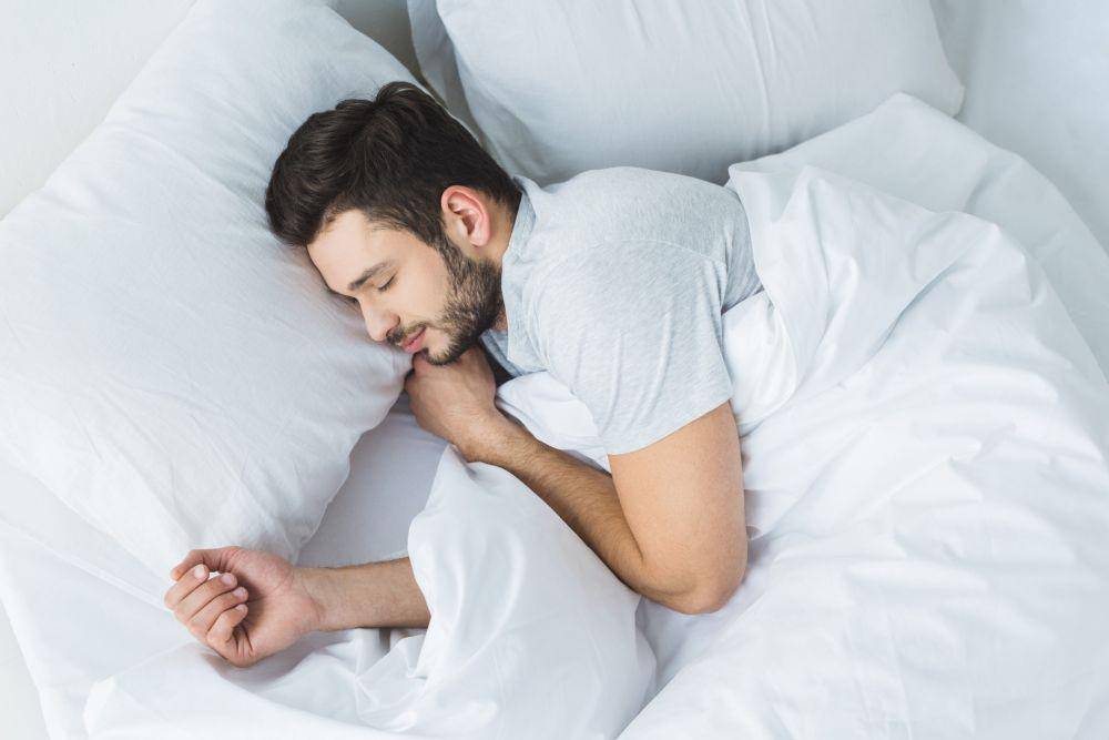 Seorang pria sedang tidur (123rf/lightfieldstudio)