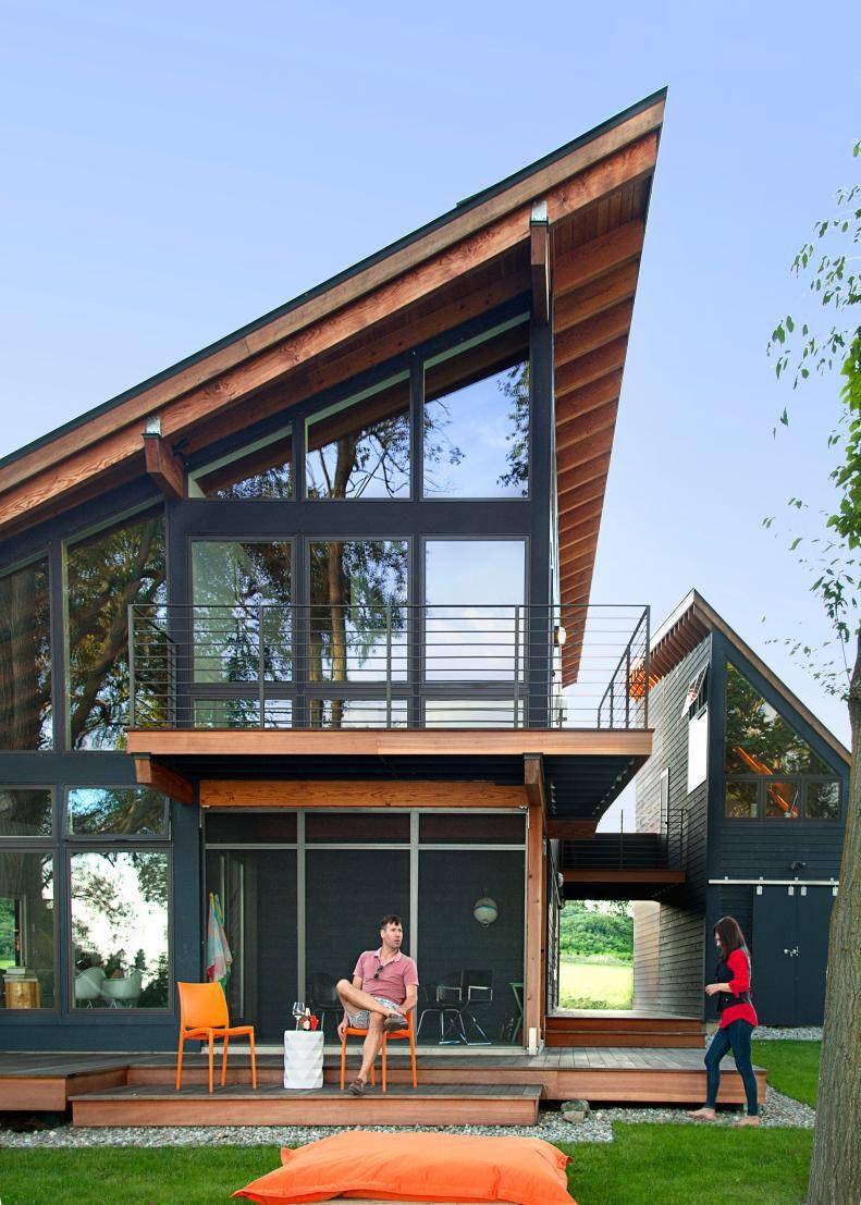 Rumah modern beratap miring (hgtv.com/Carolyn L. Bates)