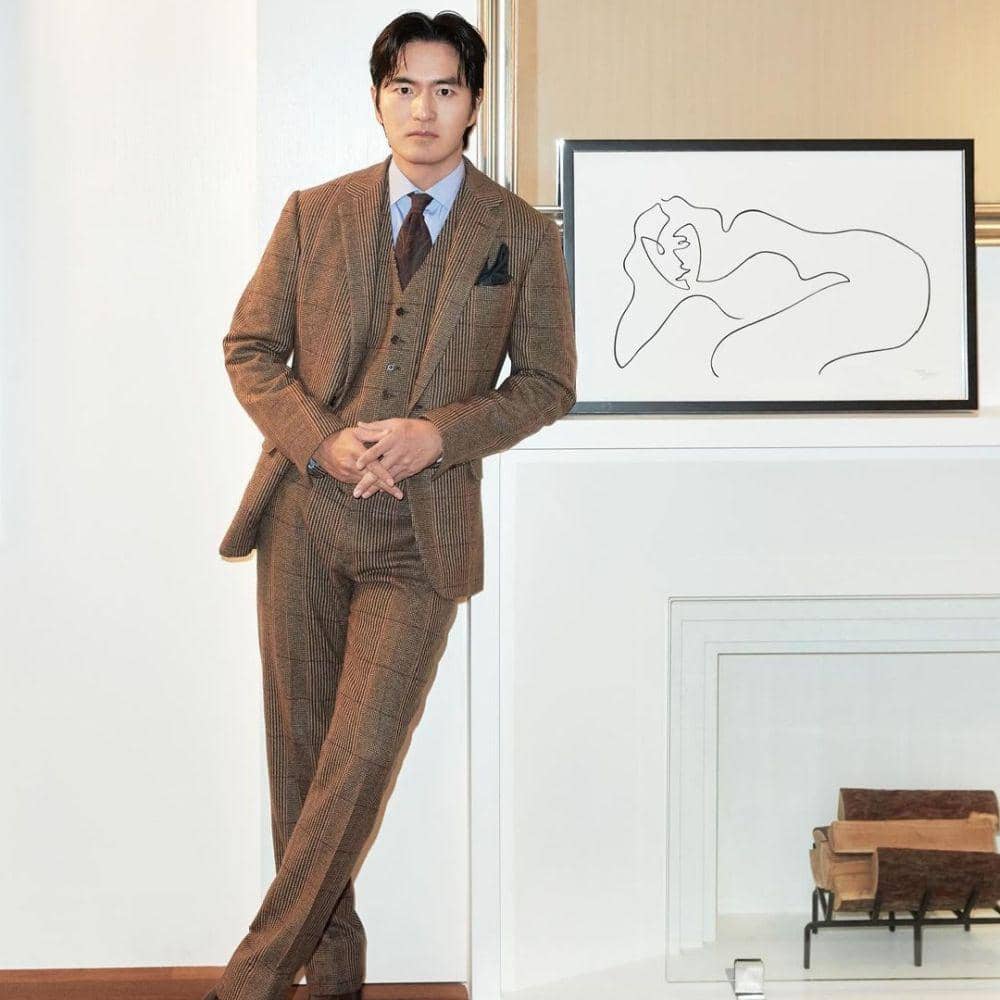 Lee Jin Uk dengan balutan jas formal (instagram.com/jinuk0916)