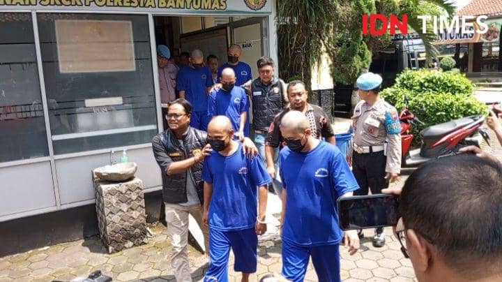 Kelima tersangka terancam hukuman 6 tahun penjara, Jumat (8/12/2023).(IDN Times/Sutrisno)