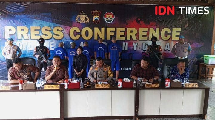 Para tersangka ketika dihadirkan dalam prescon, Jumat (8/12/2023).(IDN Times/Sutrisno).