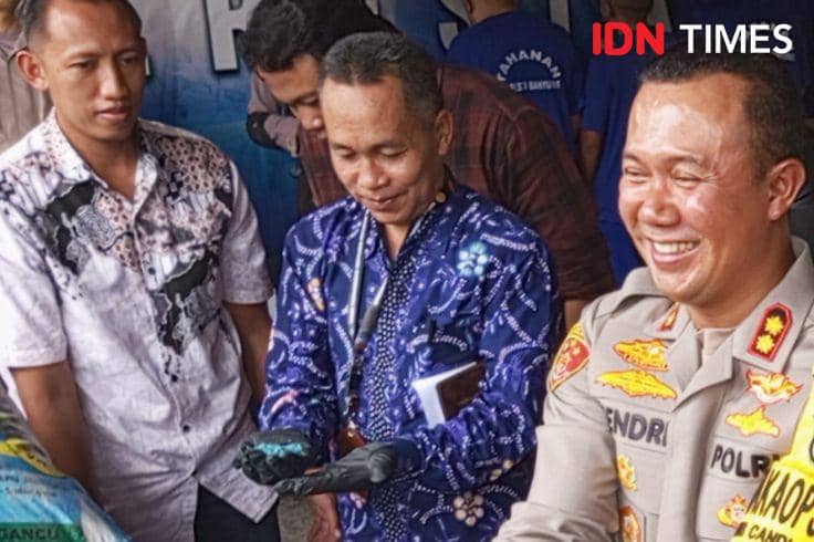 Kepala Laboratorium Balai Penerapan Standar Instrumen Pertanian (BPSIP) Yogyakarta, Widada (tengah).(IDN Times/Sutrisno).