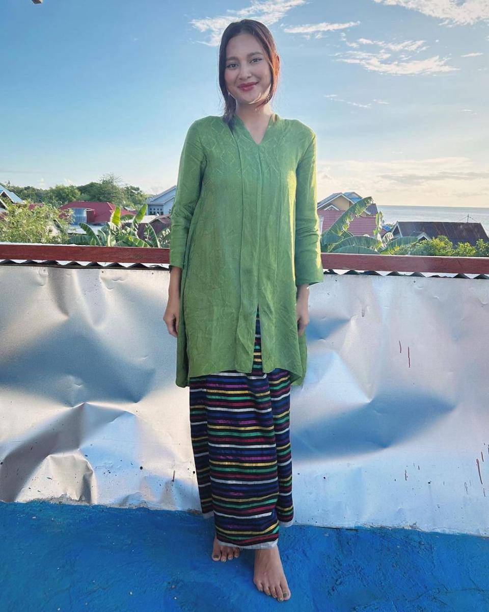 gaya busana etnik ala Indah Permatasari (instagram.com/indahpermatas)