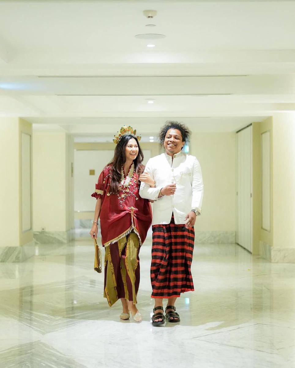 gaya busana etnik ala Indah Permatasari (instagram.com/indahpermatas)