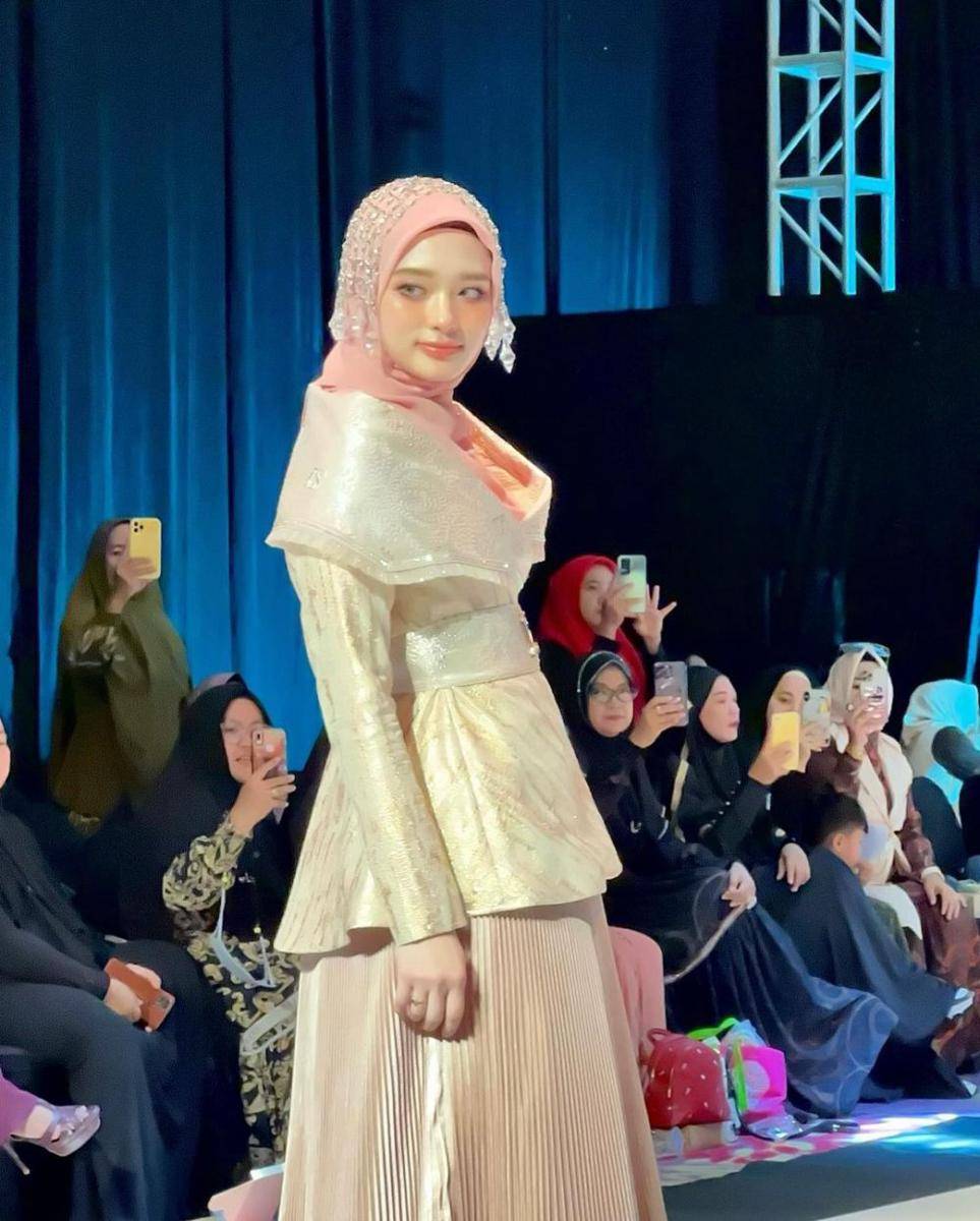 Potret Inara Rusli jadi model fashion show di Makassar (instagram.com/mommy_starla)