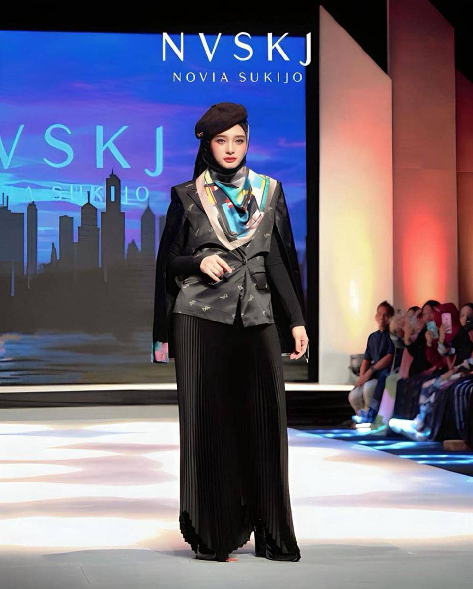 Potret Inara Rusli jadi model fashion show di Makassar (instagram.com/mommy_starla)