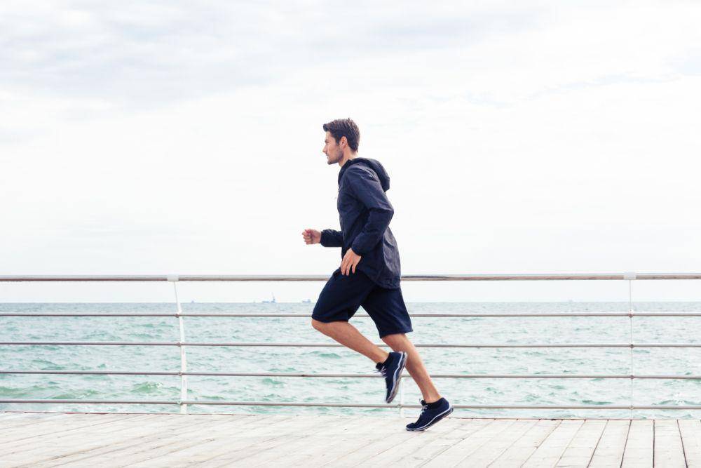 Seorang pria sedang jogging (123rf/vadymvdrobot)