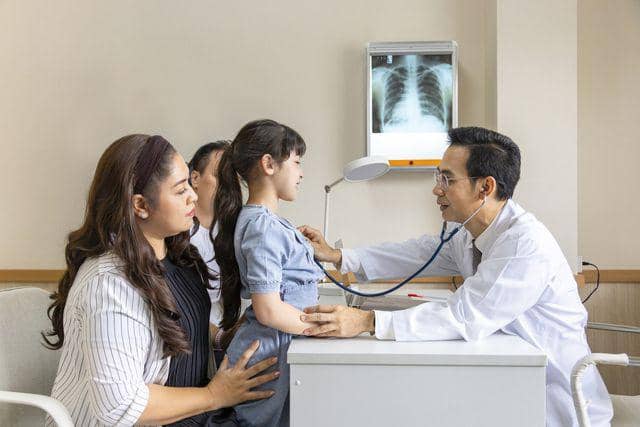 ilustrasi berobat ke dokter (vecteezy.com/Akarawut Lohacharoenvanich)