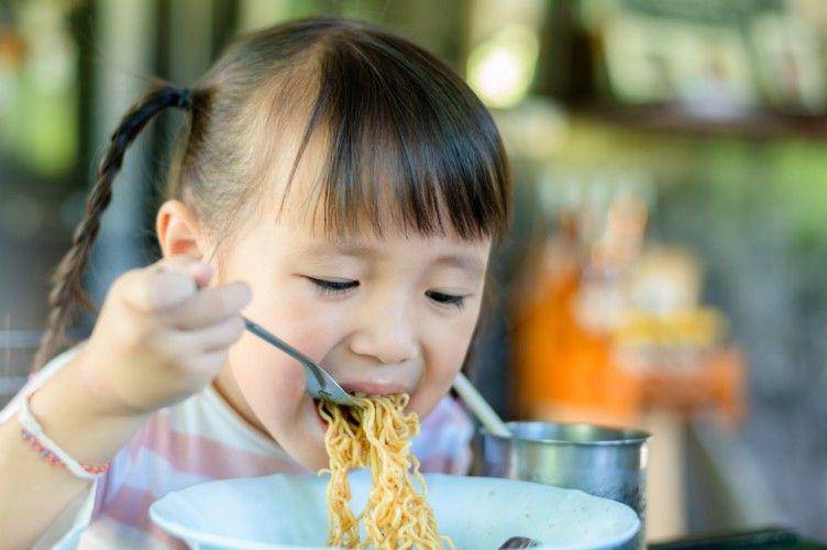 Seorang anak sedang makan mi instan (nannycare.id)