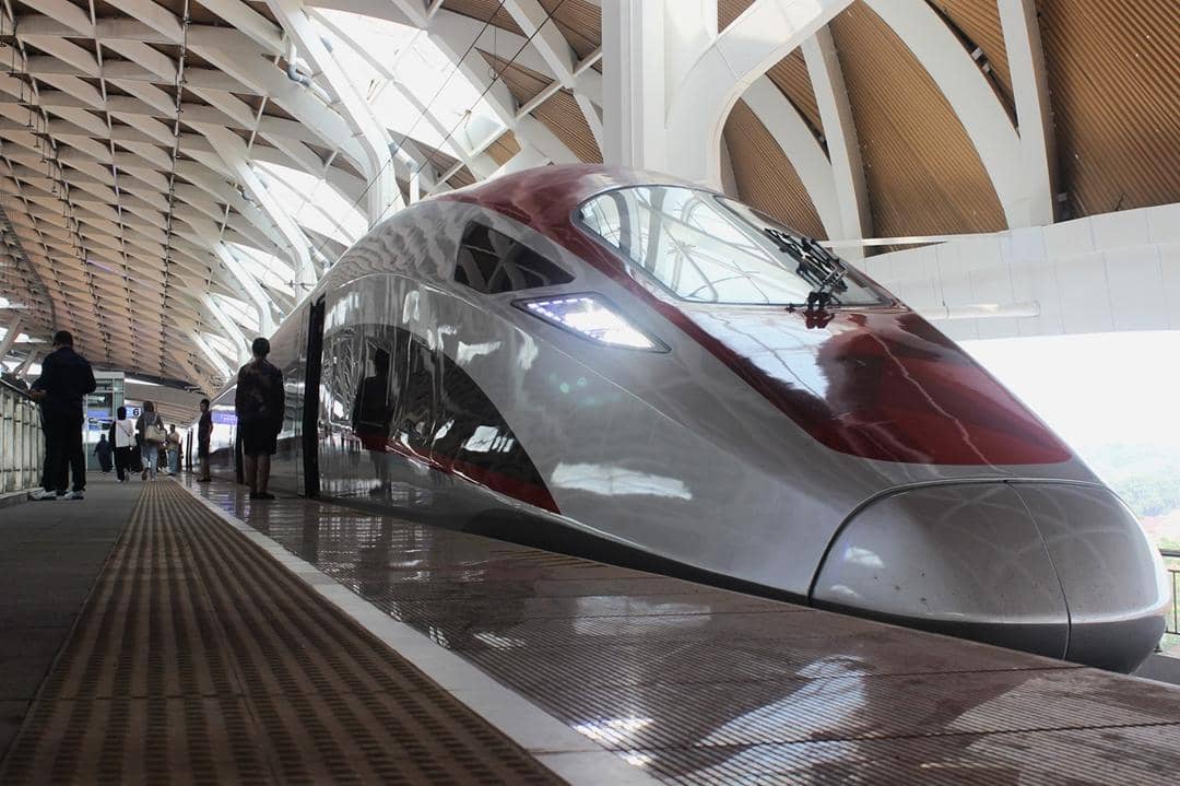 Penumpang menunggu jadwal pemberangkatan kereta WHOOSH di Stasiun Kereta Cepat Halim, Jakarta, Jumat (10/11/2023). ANTARA FOTO/Hreeloita Dharma Shanti