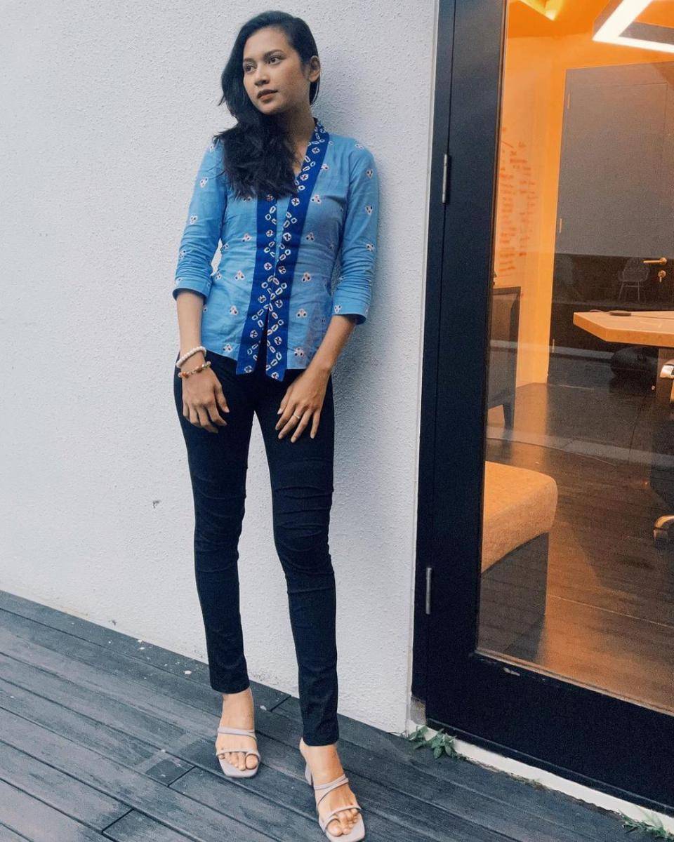 gaya busana etnik ala Indah Permatasari (instagram.com/indahpermatas)