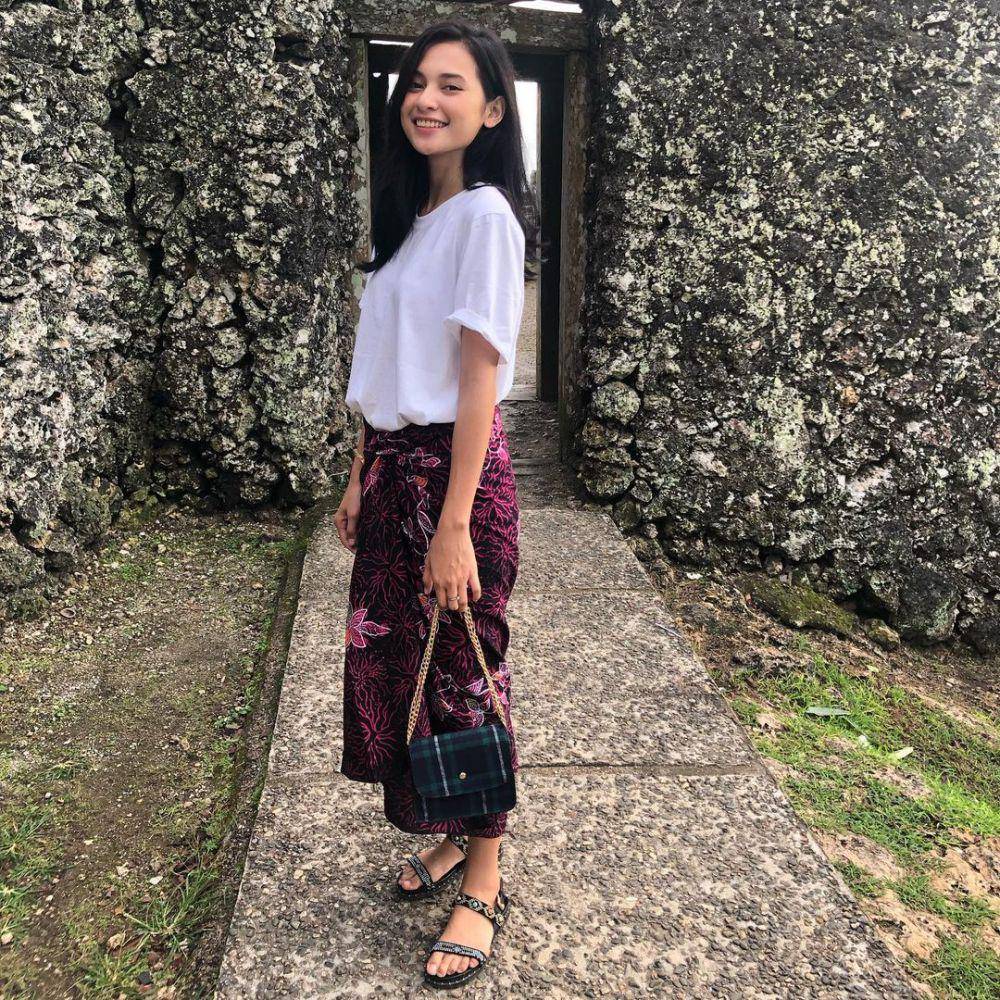 gaya busana etnik ala Indah Permatasari (instagram.com/indahpermatas)