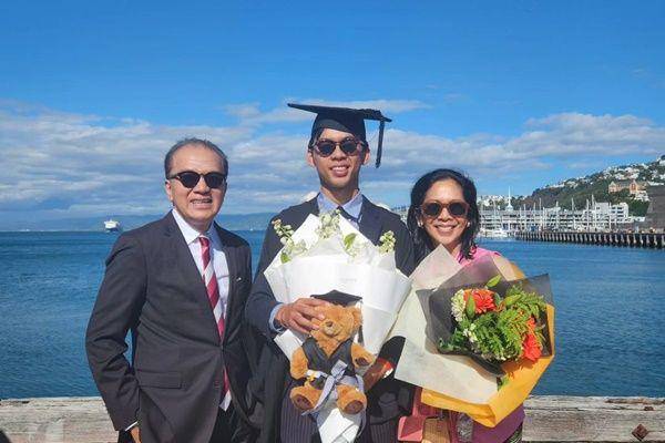 potret wisuda anak Tantowi Yahya (instagram.com/tantowiyahyaofficial)