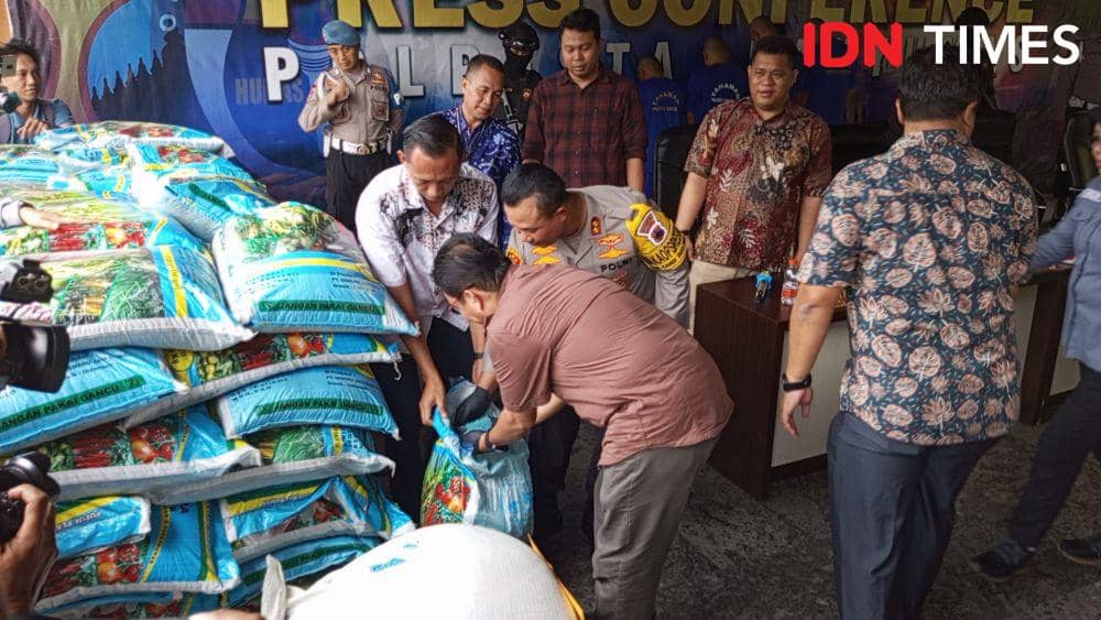 Pupuk NPK palsu yang berhasil disita Polresta Banyumas, Jumat (8/12/2023).(IDN Times/Sutrisno).