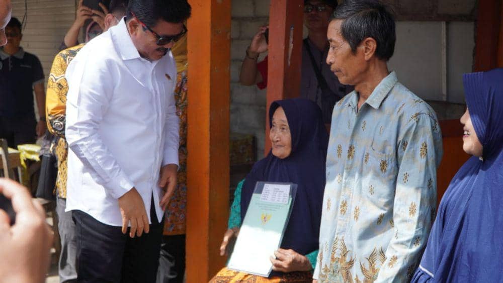 Menteri Agraria dan Tata Ruang/ Badan Pertanahan Nasional (ATR/BPN), Hadi Tjahjanto serahkan sertifikat ke warga Gunungkidul.(Dok.Diskominfo Gunungkidul)