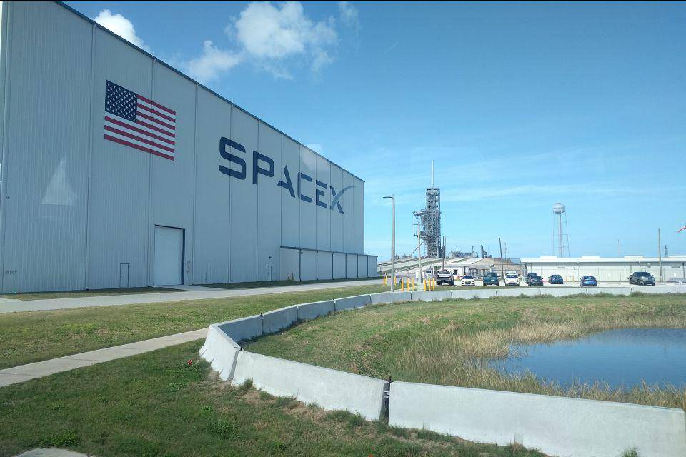 kompleks peluncuran SpaceX di Kennedy Space Center, Florida (unsplash.com/Jérôme Boursier)