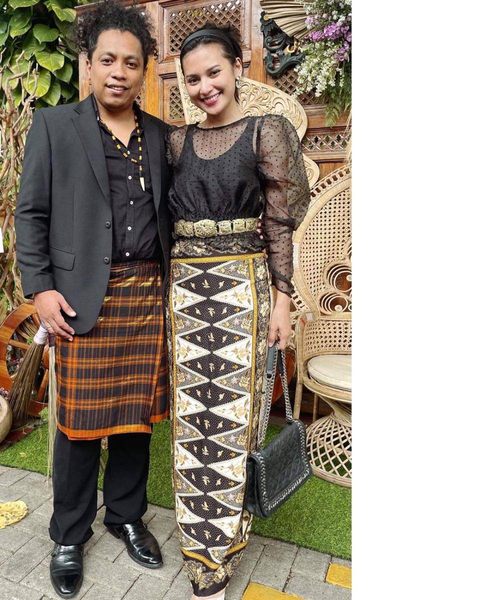gaya busana etnik ala Indah Permatasari (instagram.com/indahpermatas)