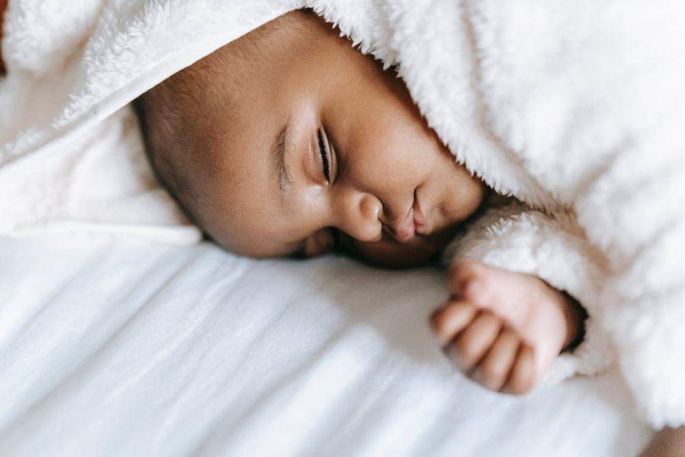 ilustrasi seseorang anak sedang tidur (pexels.com/William Fortunato )