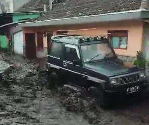 Banjir bandang yang terjadi di Desa Bumiaji, Kota Batu. (IDN Times/istimewa)