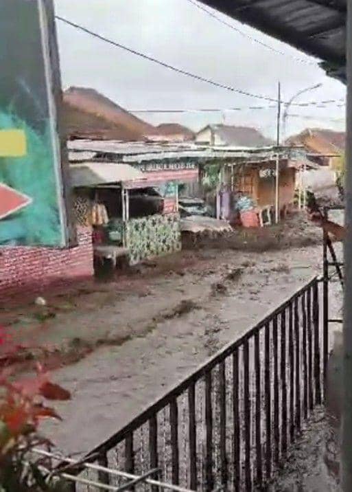 Banjir bandang yang terjadi di Desa Bumiaji, Kota Batu. (IDN Times/istimewa)