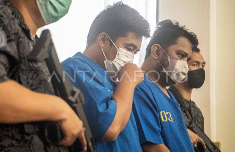 Tersangka dihadirkan saat rilis pengungkapan kasus narkotika jenis sabu di BNN Provinsi Sumatera Selatan, Palembang, Jumat (8/12/2023). BNN Provinsi Sumatera Selatan menangkap dua tersangka dan menyita barang bukti narkotika jenis sabu-sabu seberat 5kg. ANTARA FOTO/Nova Wahyudi/Spt.,