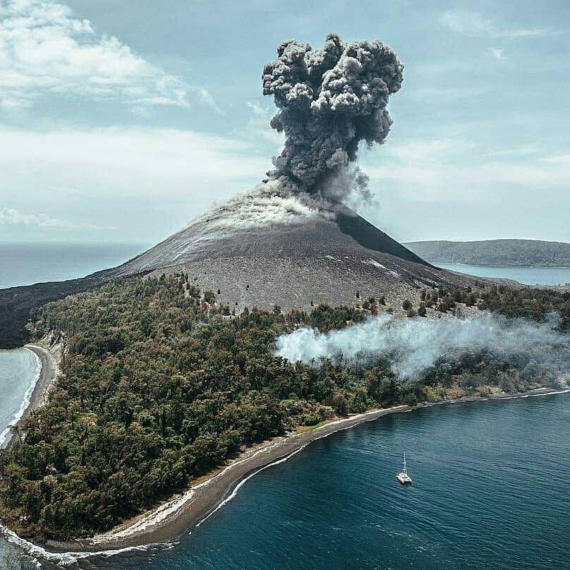 Gunung Anak Krakatau (instagram.com/gnfi)