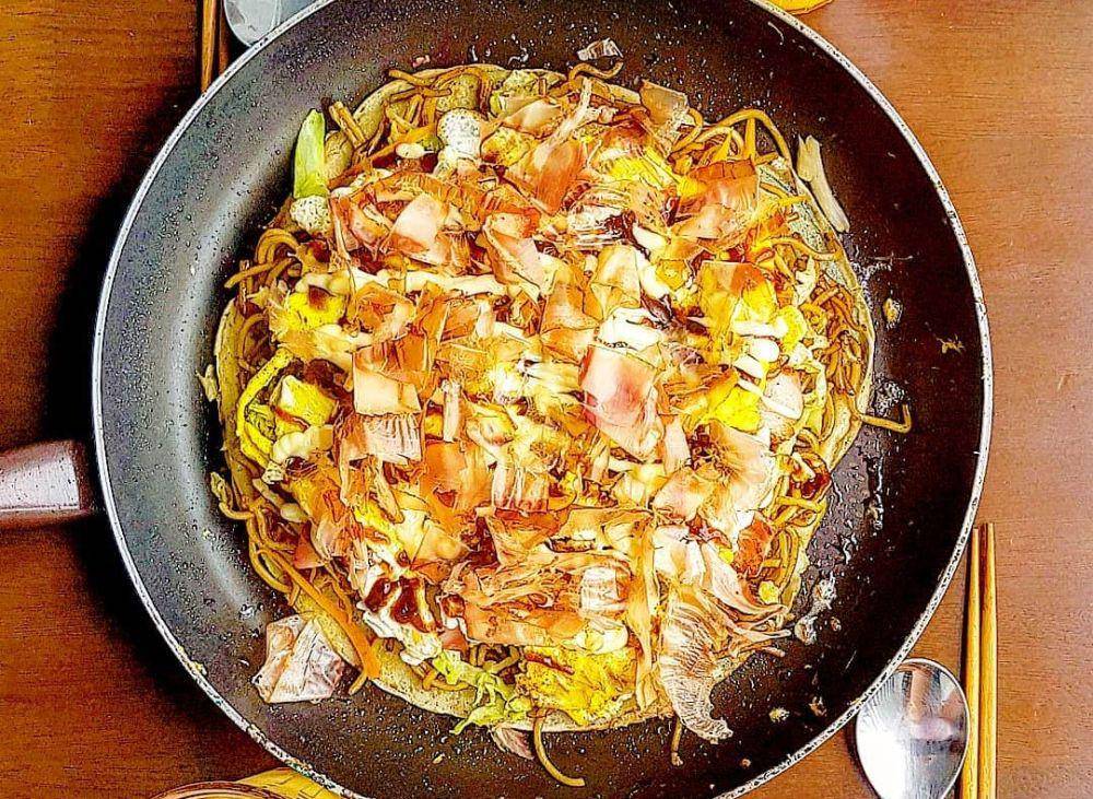 ilustrasi okonomiyaki mi (instagram.com/bunnybeebunnybee)