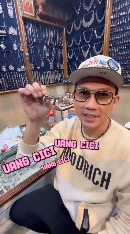 potret Denny Sumargo berburu souvenir di India (instagram.com/sumargodenny)