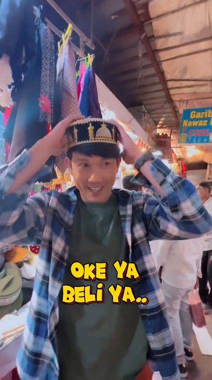 potret Denny Sumargo berburu souvenir di India (instagram.com/sumargodenny)