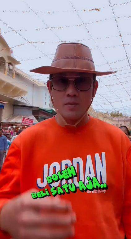 potret Denny Sumargo berburu souvenir di India (instagram.com/sumargodenny)