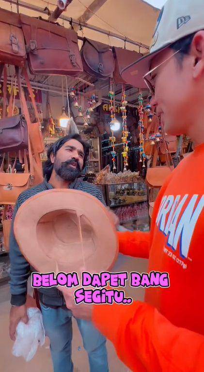 potret Denny Sumargo berburu souvenir di India (instagram.com/sumargodenny)