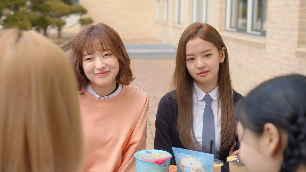 Oh Na Ri (Arin) dan Lim Yuna (Hwang Bo Reum Byeol) dalam The World of My 17 (dok. Naver TV/The World of My 17)