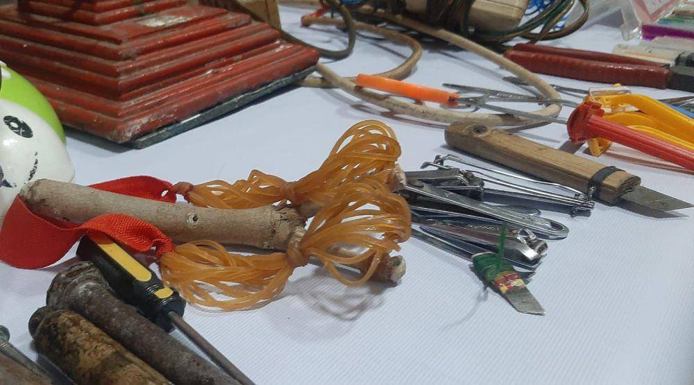 Petugas menemukan ratusan barang terlarang saat razia di ruang tahanan Lapas Kelas 1 Makassar, Kamis malam (7/12/2023). (Dok. Istimewa)