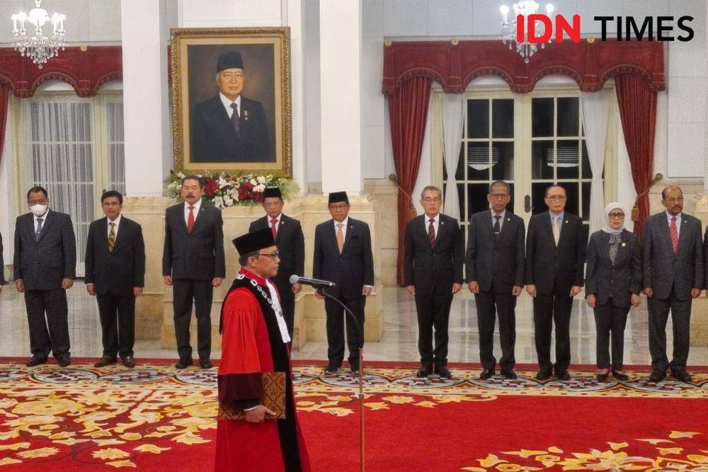 Ridwan Mansyur ucapkan sumpah dan janji Hakim Konstitusi MK di hadapan Presiden Jokowi (IDN Times/Ilman Nafi'an)