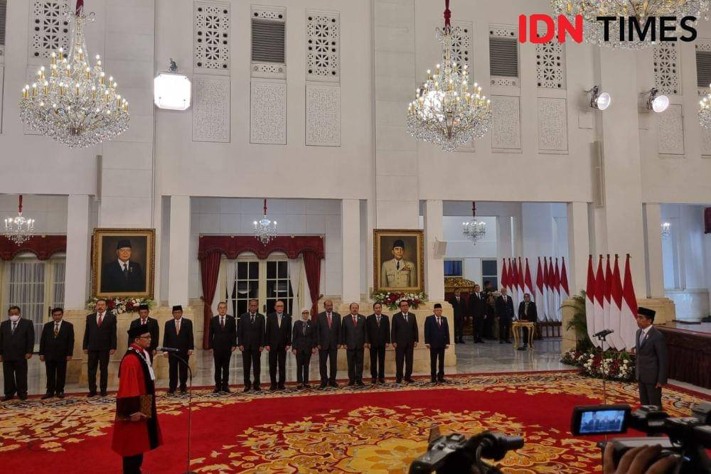 Ridwan Mansyur ucapkan sumpah dan janji Hakim Konstitusi MK di hadapan Presiden Jokowi (IDN Times/Ilman Nafi'an)