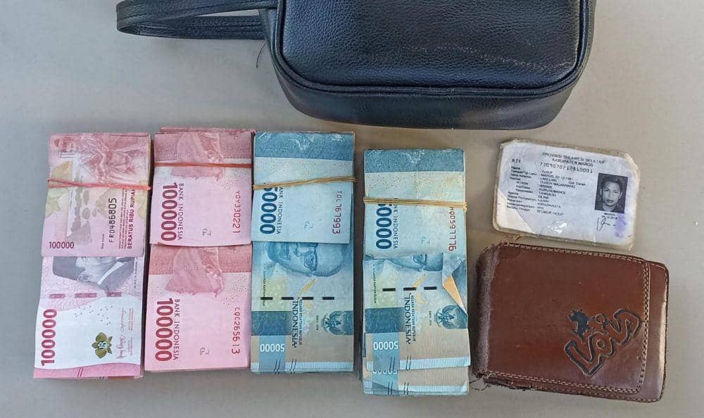 Sebagian uang barang bukti perampokan di sebuah SPBU di Kabupaten Maros, Sulawesi Selatan. (Dok. Istimewa)