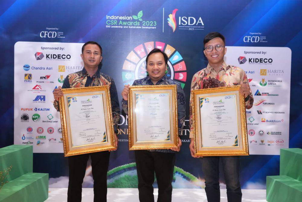 PT Bukit Asam Tbk (PTBA) meraih 3 penghargaan bergengsi pada ajang Indonesia CSR Awards (ICA) 2023 yang diselenggarakan Corporate Forum for CSR Development (CFCD). (dok. PTBA)