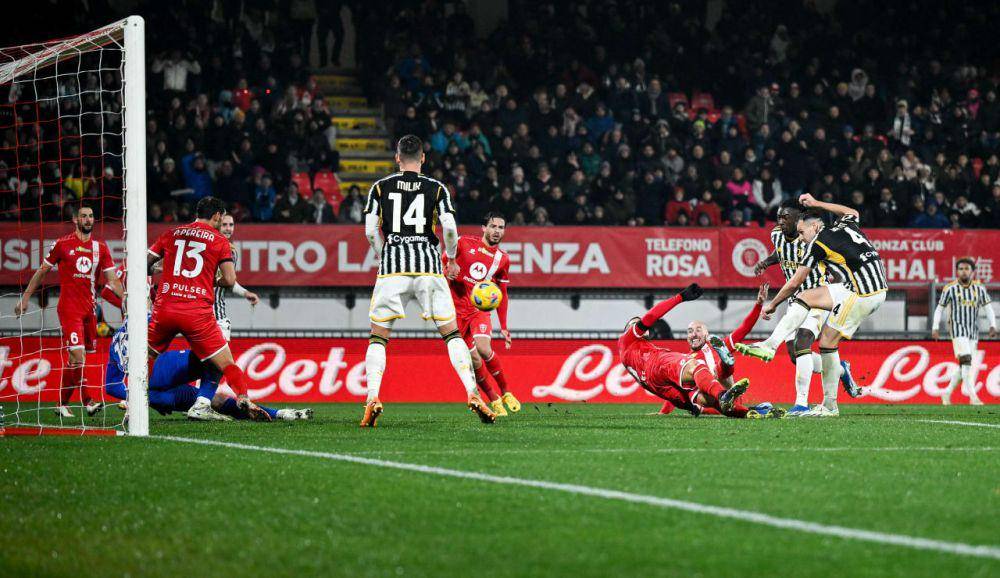 Federico Gatti (nomor punggung 4) menendang bola ke gawang AC Monza di Serie A 2023/2024. (juventus.com)