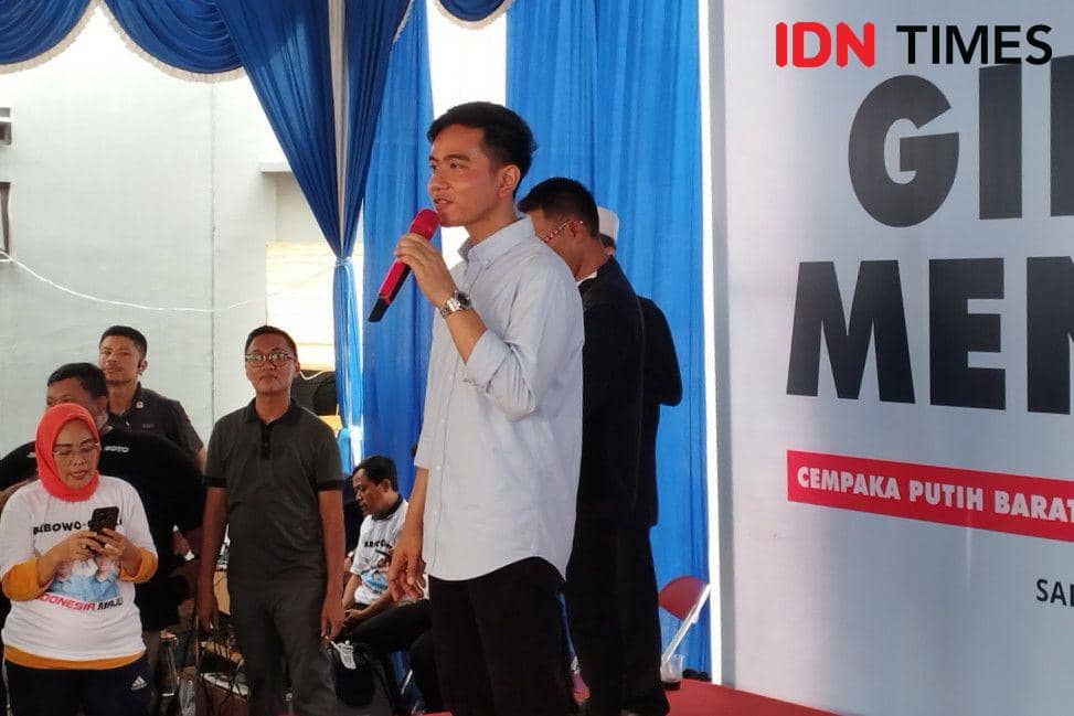 Calon wakil presiden (cawapres) nomor urut 2 Gibran Rakabuming Raka blusukan di Kelurahan Cempaka Putih Barat, Jakarta Pusat. (IDN Times/Trio Hamdani)