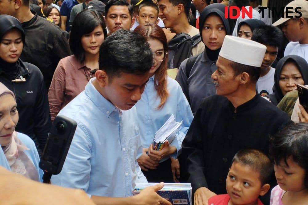 Calon wakil presiden (cawapres) nomor urut 2 Gibran Rakabuming Raka blusukan di Kelurahan Cempaka Putih Barat, Jakarta Pusat. (IDN Times/Trio Hamdani)