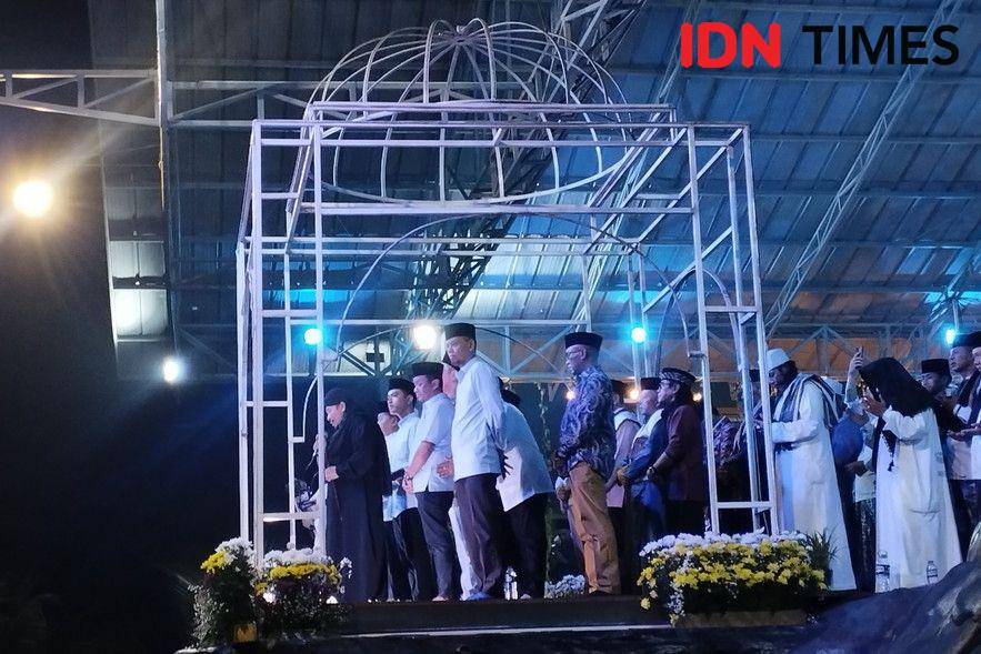 Cawapres nomor urut 2 Gibran Rakabuming Raka di Ponpes Al Baghdadi, Rengasdengklok, Karawang, Jawa Barat, Sabtu (9/12/2023). (IDN Times/Trio Hamdani)