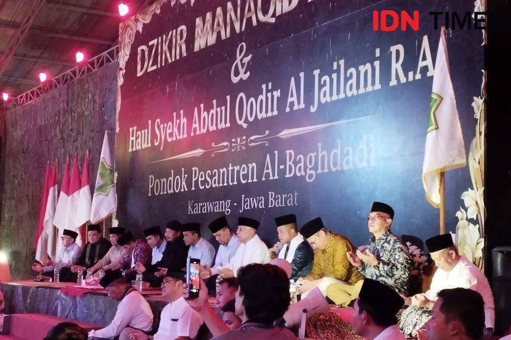 Cawapres nomor urut 2 Gibran Rakabuming Raka di Ponpes Al Baghdadi, Rengasdengklok, Karawang, Jawa Barat, Sabtu (9/12/2023). (IDN Times/Trio Hamdani)