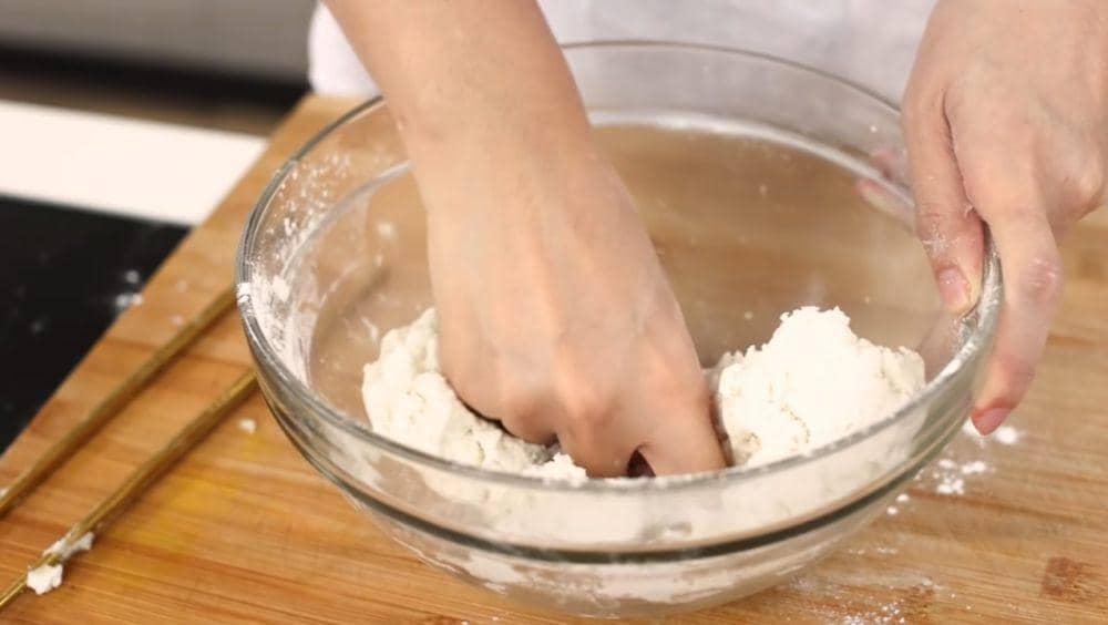 ilustrasi membuat adonan kulit onde-onde (youtube.com/Devina Hermawan)