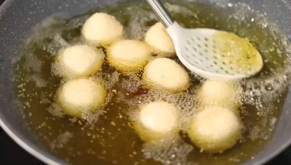 ilustrasi menggoreng onde-onde isi telur asin (youtube.com/Devina Hermawan)