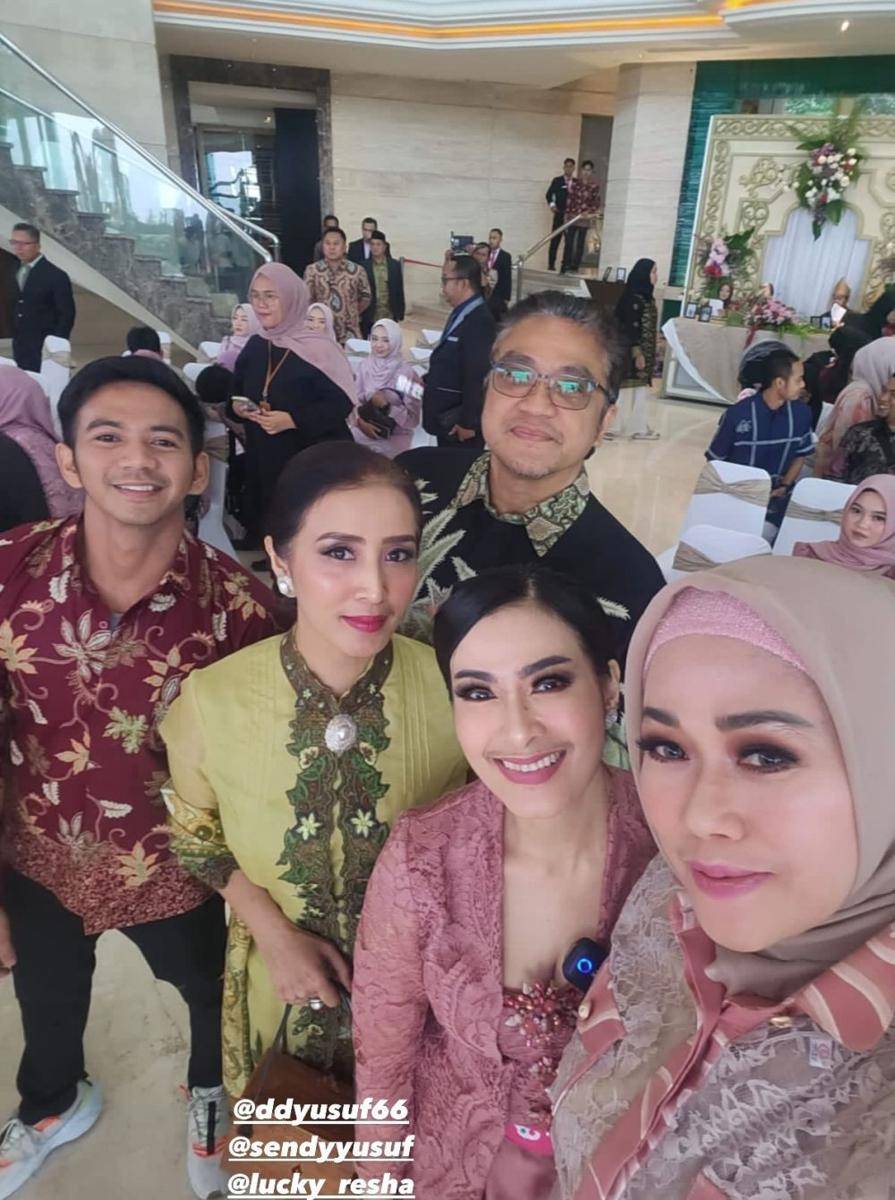 Iis Dahlia di pernikahan Rizki DA (instagram.com/isdadahlia)