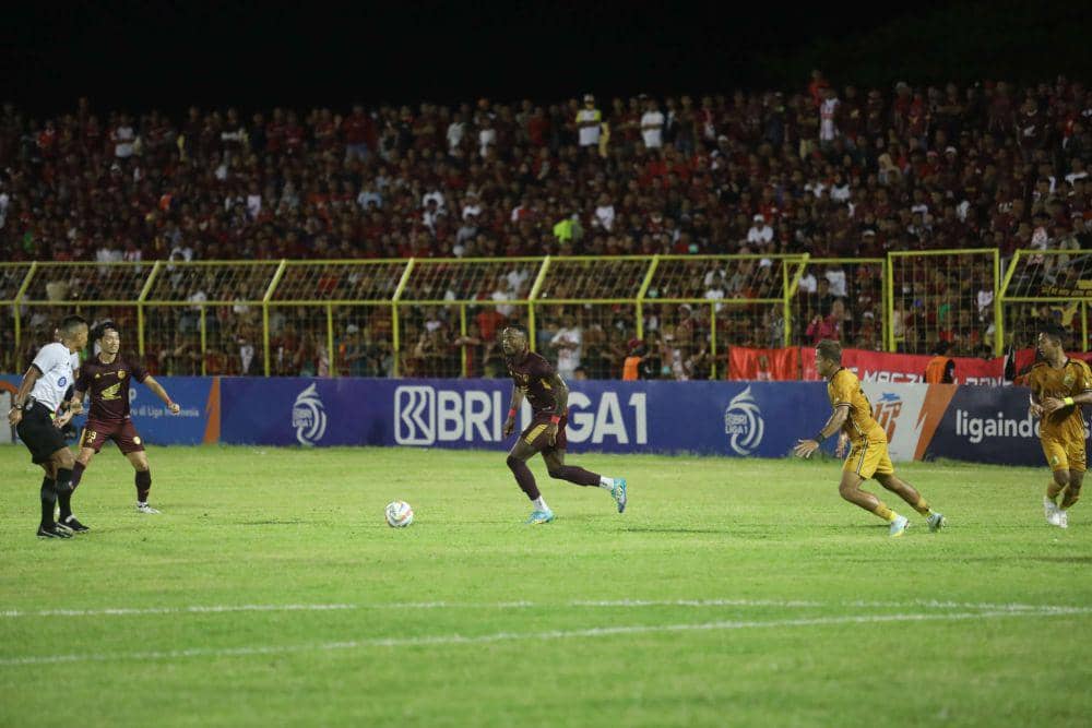 Aksi striker PSM Makassar, Victor Mansaray (tengah) dalam laga pekan ke-22 BRI Liga 1 2023-24 versus Bhayangkara FC yang berlangsung di Stadion Gelora B.J. Habibie Parepare, Jumat 8 Desember 2023. (Dok. Ofisial PSM Makassar/Agung Dewantara)