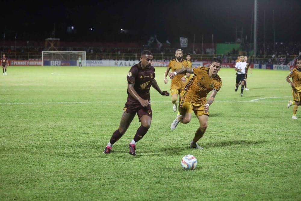 Gelandang PSM Makassar, Ze Paulo (kiri) saat berusaha melewati bek Bhayangkara FC Marcelo Herrera (kanan) dalam laga pekan ke-22 BRI Liga 1 2023-24 yang berlangsung di Stadion Gelora B.J. Habibie Parepare, Jumat 8 Desember 2023. (Dok. Ofisial PSM Makassar/Agung Dewantara)