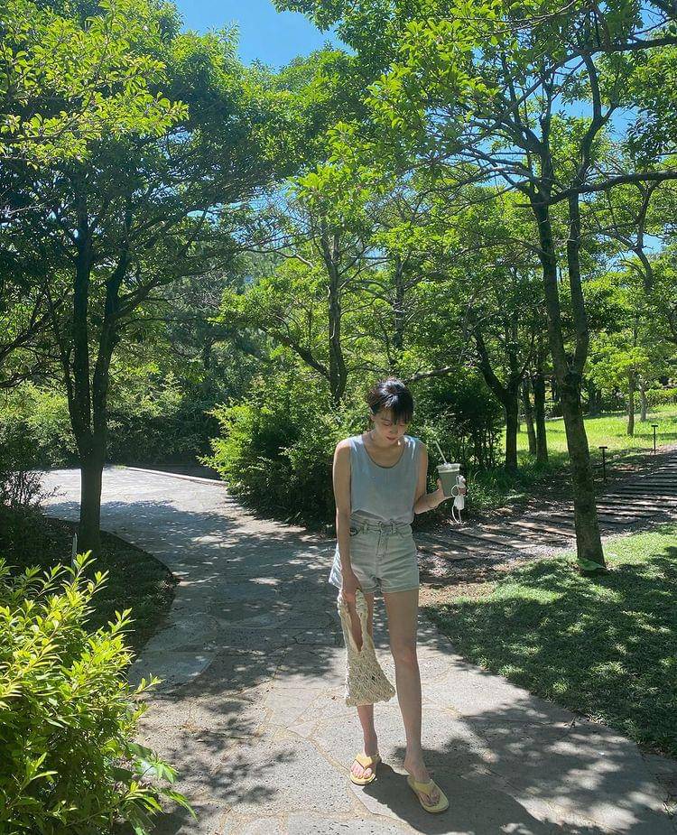 Jo Woo Ri (instagram.com/j_ourly)