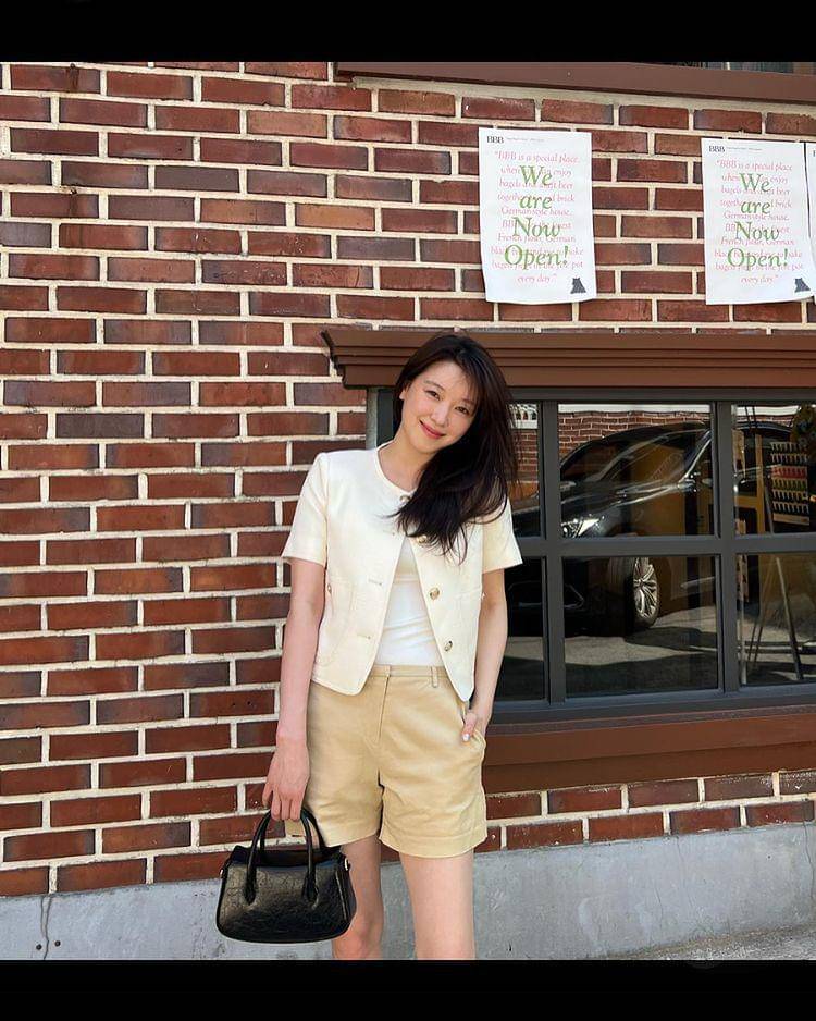 Jo Woo Ri (instagram.com/j_ourly)